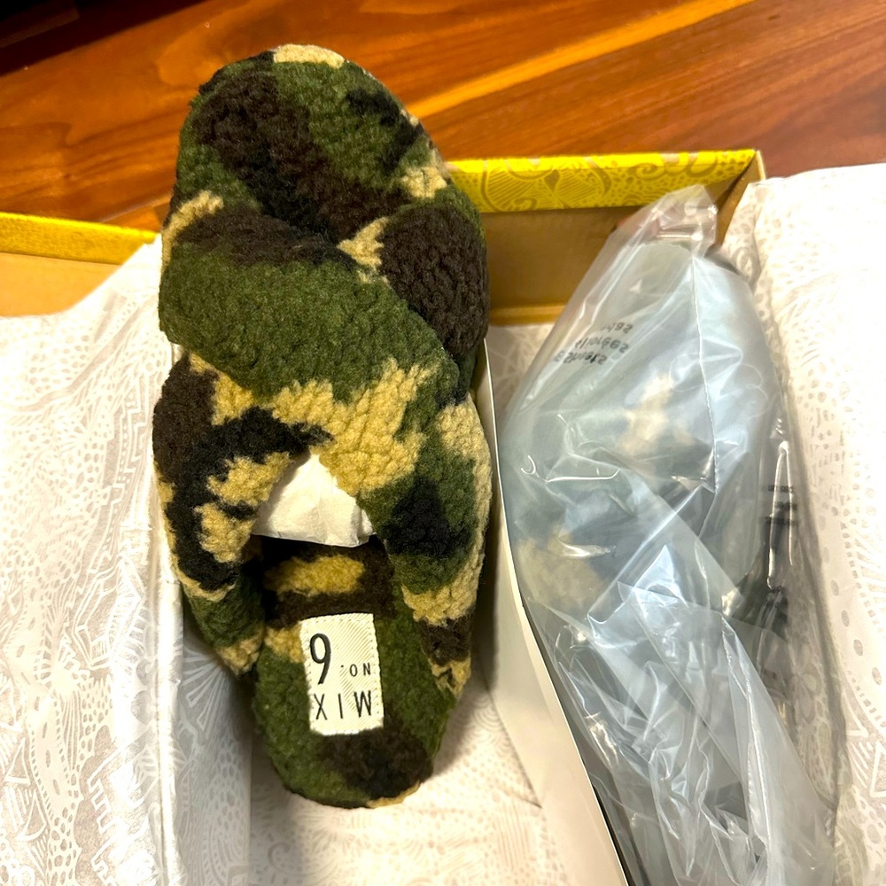 Camo fuzzy slippers size 7